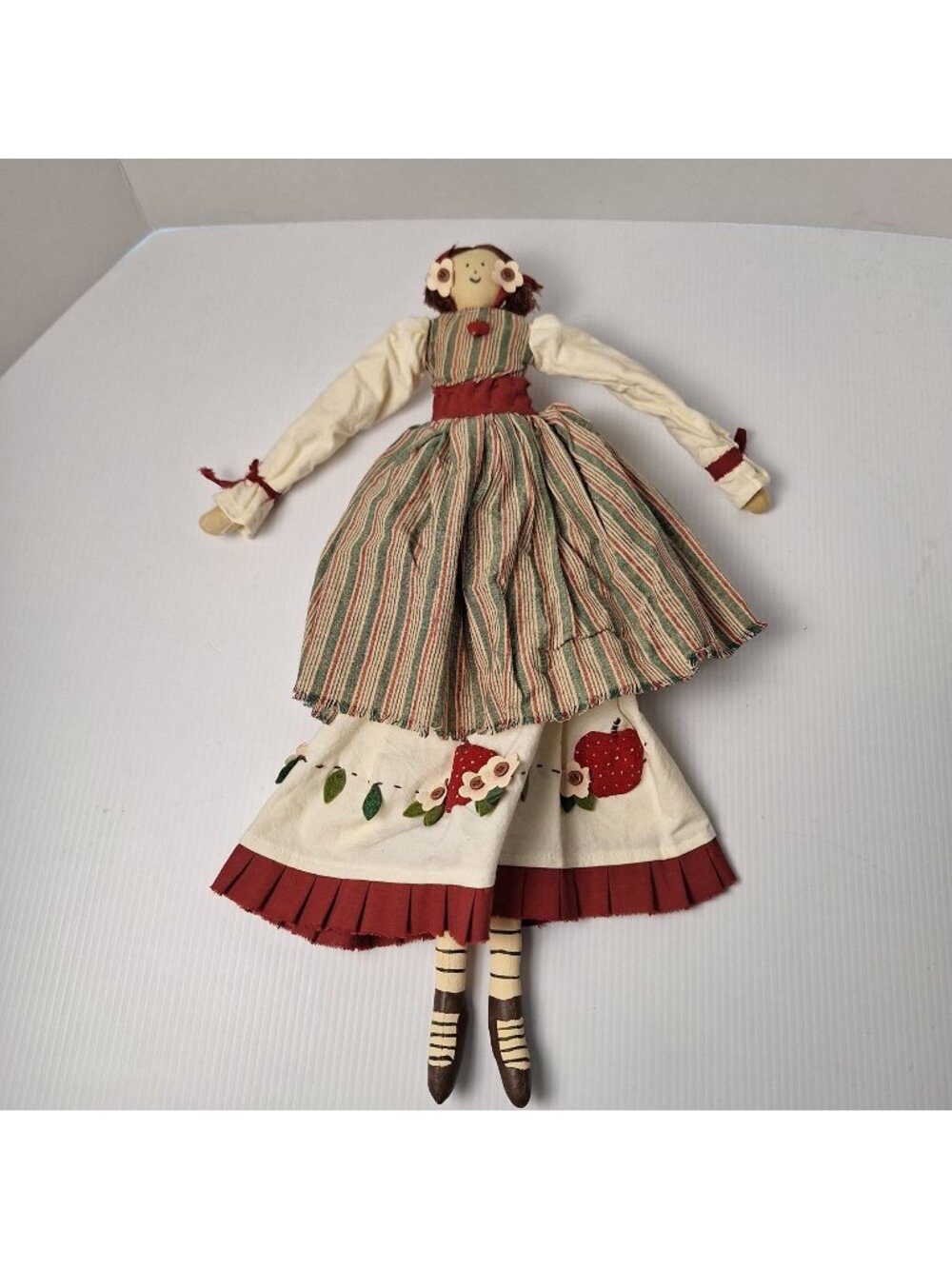 VINTAGE 2005 TENDER HEART TREASURES HANDMADE FOLK ART DOLL FABRIC DRESS APRON